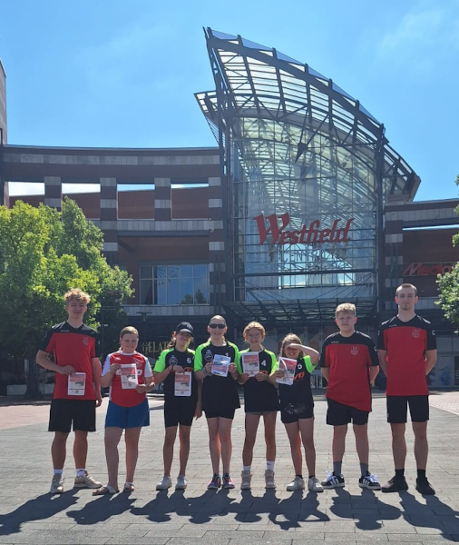 Jugendliche der Volleyball-Abteilung vor dem Centro Oberhausen