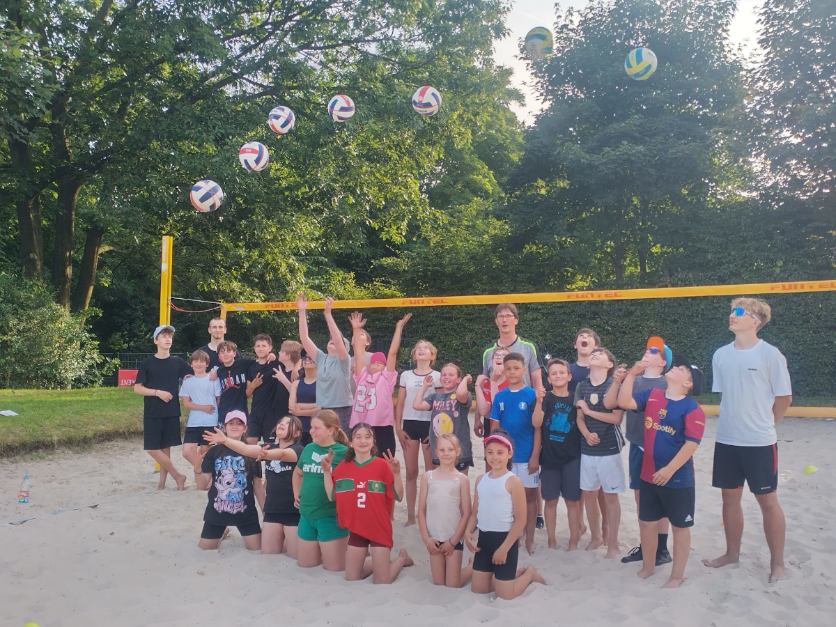U13 und U14 Spielerinnen und Spieler im Gruppenfoto auf dem Spielfeld