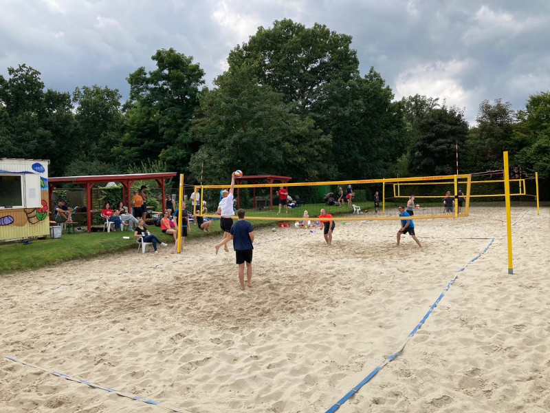 Beachvolleyball-Szene mit Gewinner-Team