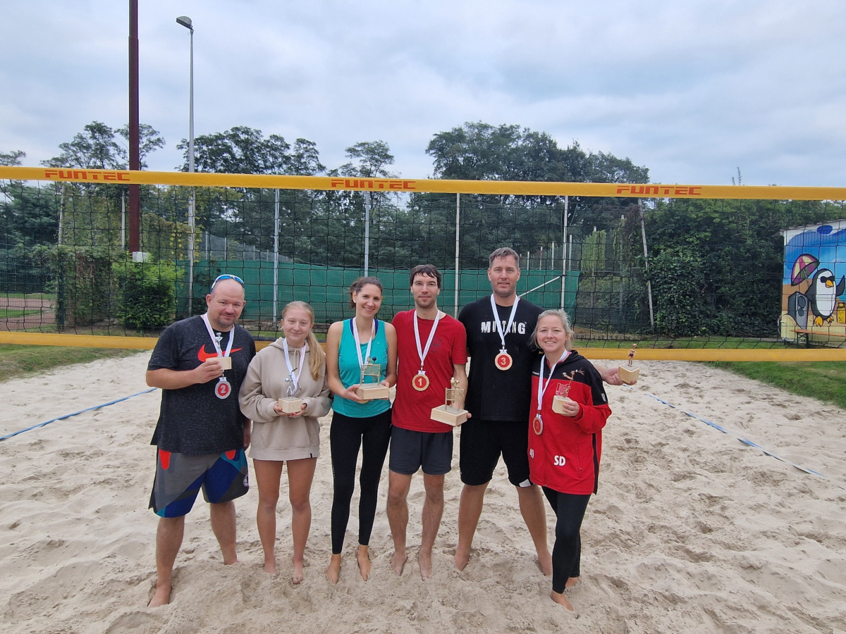 Foto der Sieger*innen der Gesamtwertung Beachvolleyball-Turnier-Serie 2024