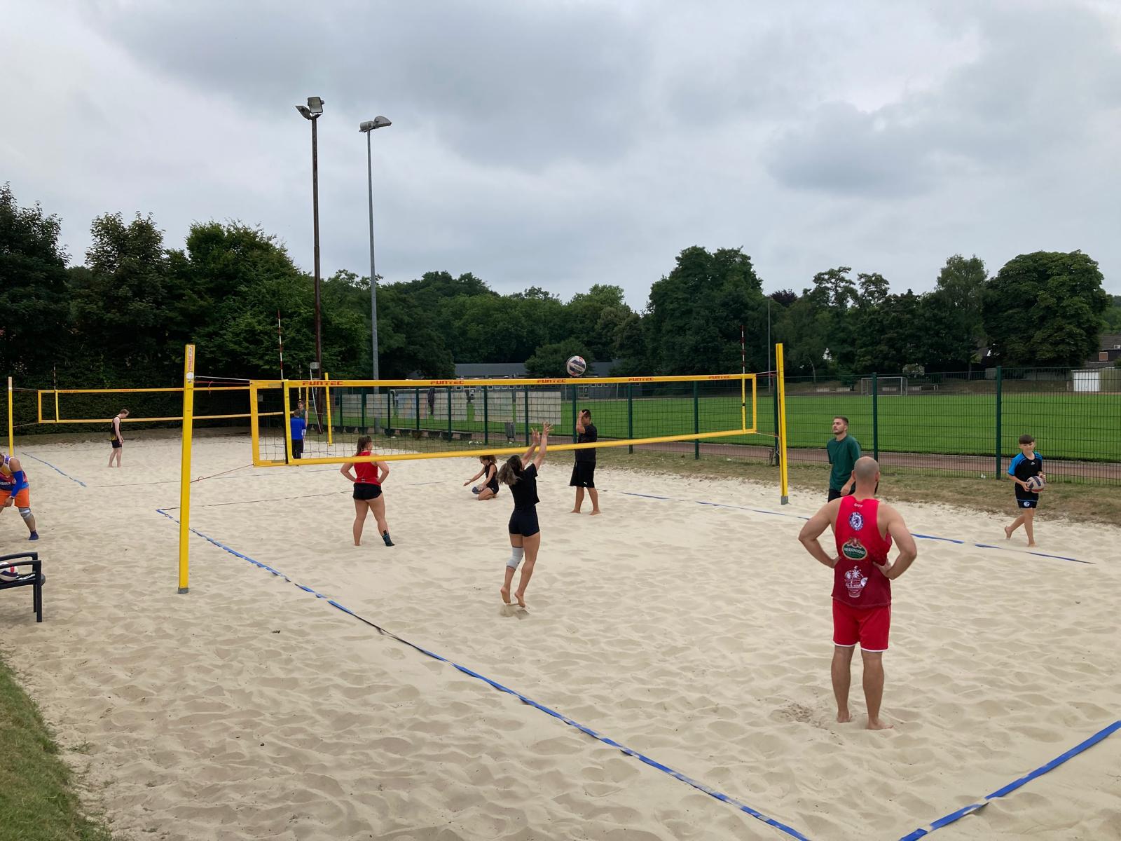 Beachvolleyball-Spieler*innen beim Aufwärmen