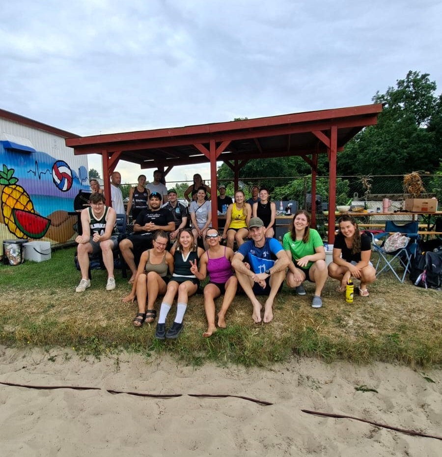 Gruppenfoto aller Teilnehmer*innen