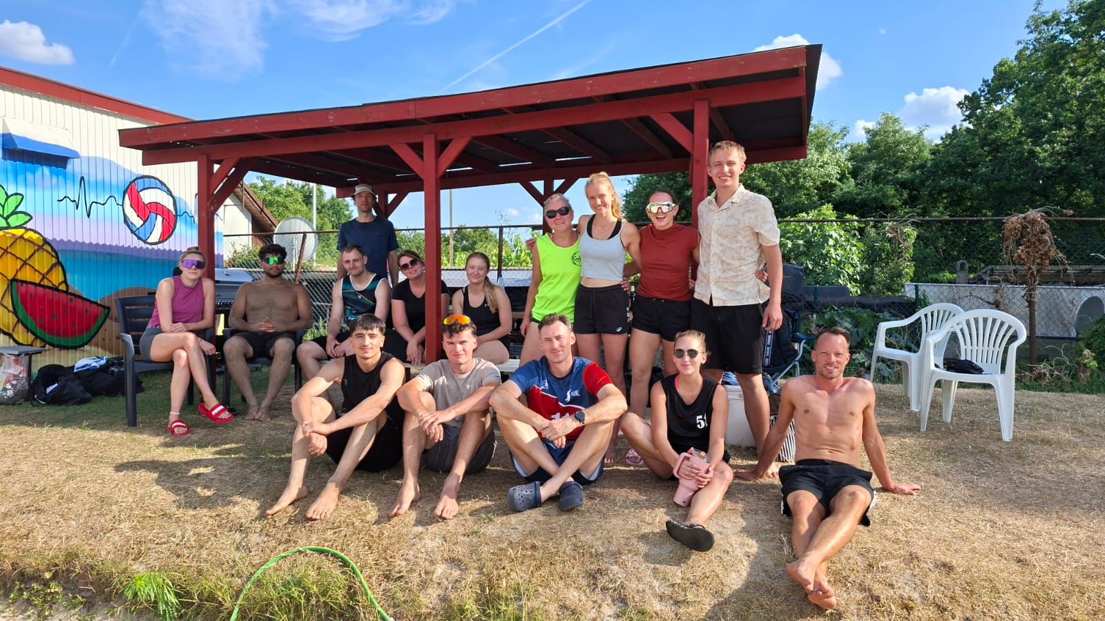 Gruppenfoto aller Teilnehmer*innen