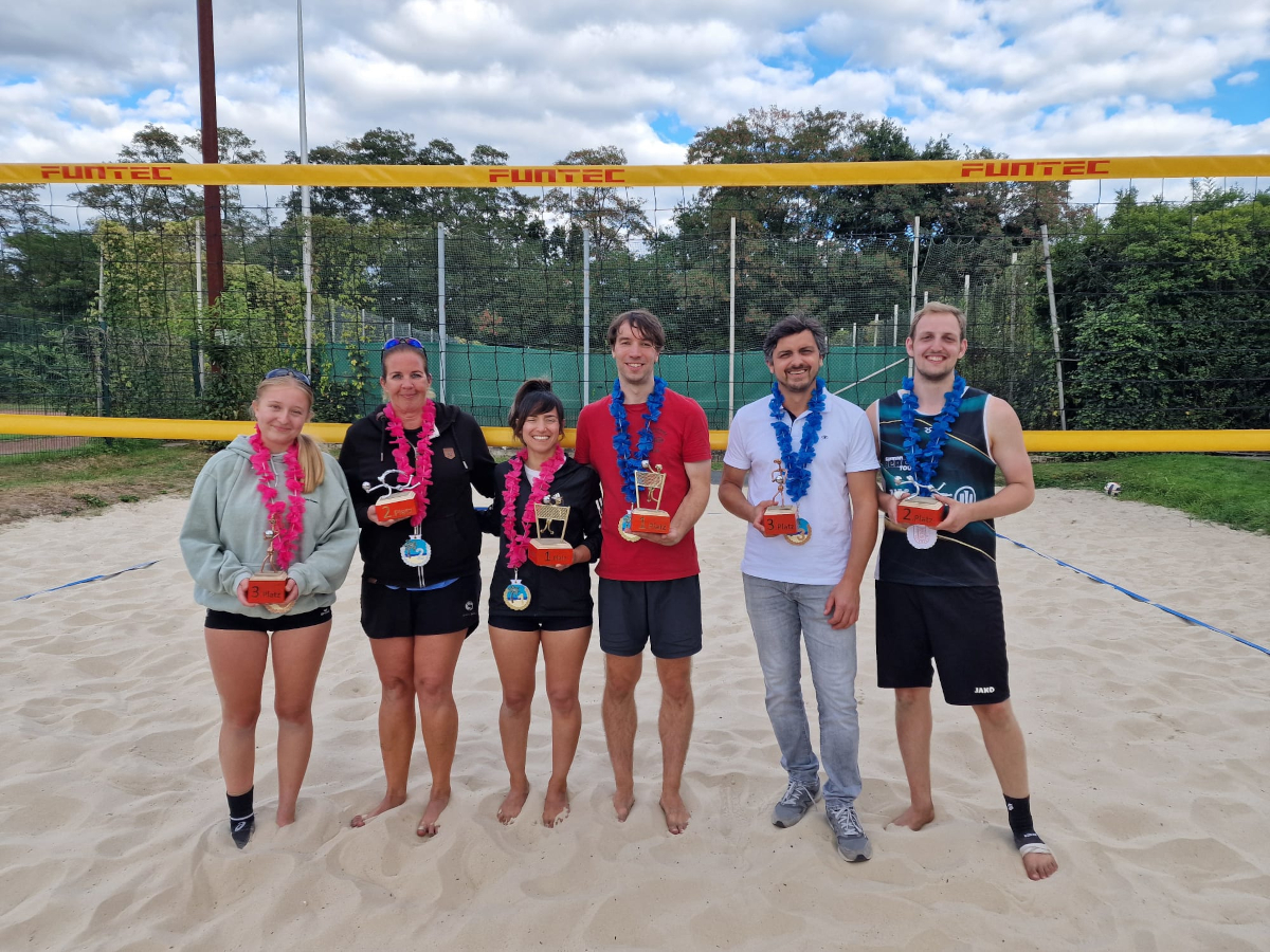 Siegerfoto der besten drei Damen und Herren der Beachvolleyball-Turnierserie 2025