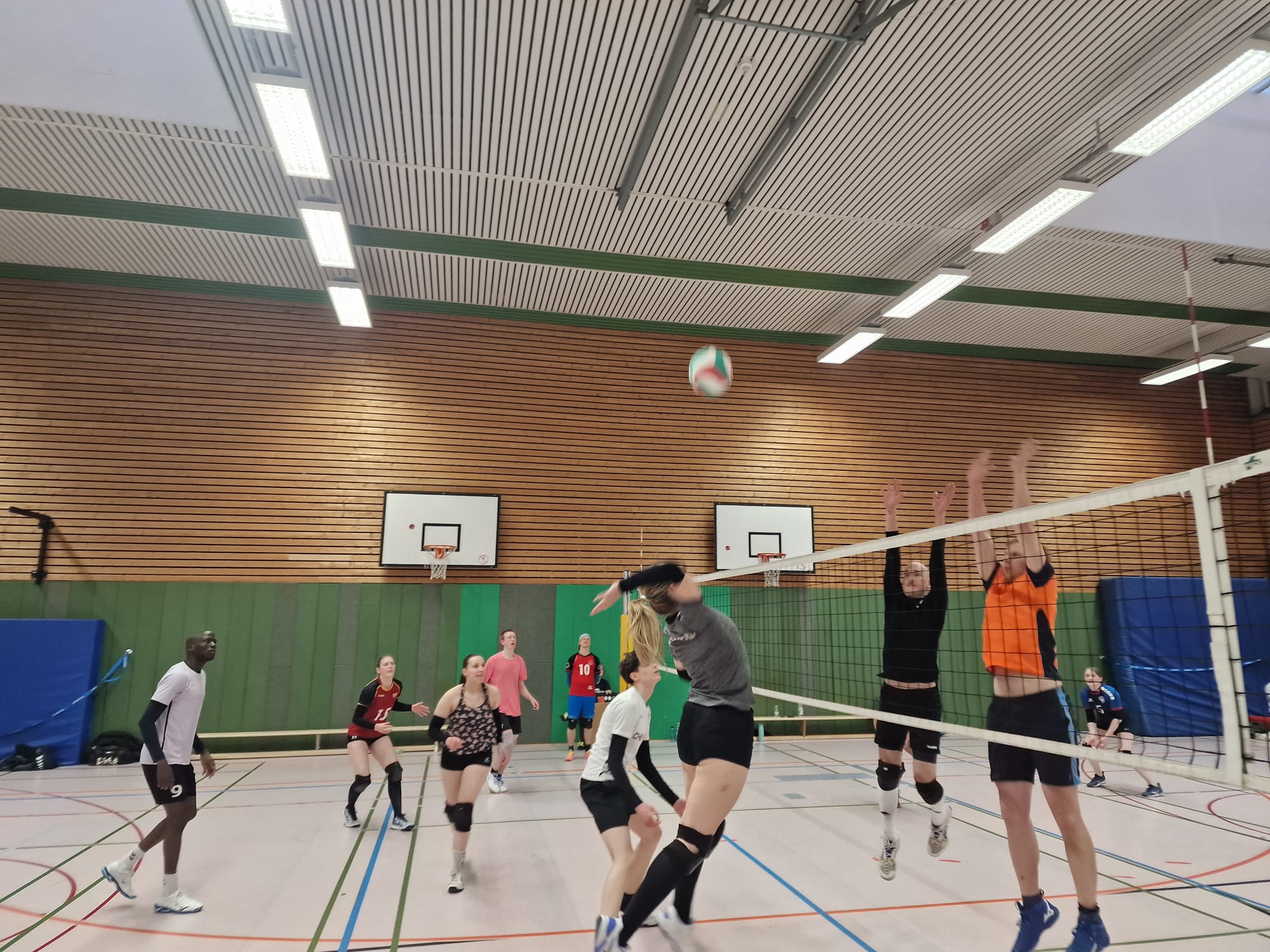 Spielszene vom Frühlingsturnier, Dame beim Angriff mit zwei Blockspielern